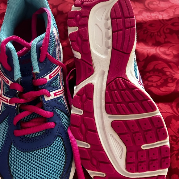 Woman's Lace up Sneaker, Brand new with tags. - Picture 3 of 6